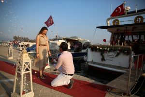 Denizci Fenerleri ve Yer Volkanları Eşliğinde Teknede Evlilik Teklifi Organizasyonu İstanbul