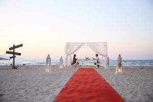 Evlenme Teklifi Organizasyonu Beyaz Tüllerle Süslenmiş Gazebo ve Denizci Fenerleri