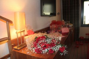 Çiçek Buketi ile Otel Odasında Sürpriz Evlilik Teklifi Organizasyonu