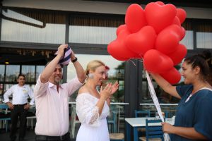 Kırmızı Kalpli Uçan Balonların Eş Adayına Verildi An İskelede Evlilik Teklifi Organizasyonu Kilyos